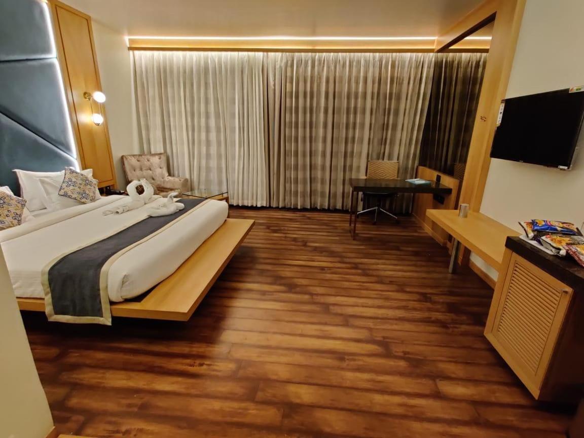 מומביי Krishna Palace Hotel מראה חיצוני תמונה